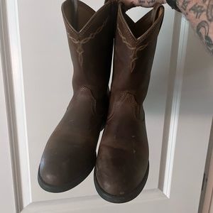 men’s size six boots. ariat brand